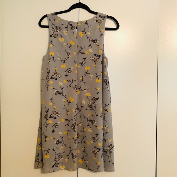 Sleeveless Flowy Grey Floral Dress - Picture 4 of 4